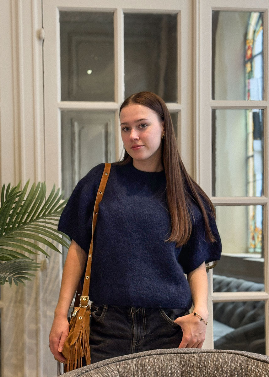 Pull femme en maille marine à manches courtes, coupe douce et oversize, porté en ville, Dune & Coton — Couleur: Marine