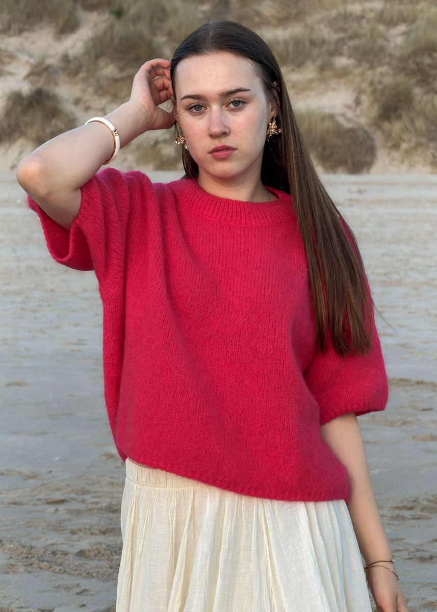 Pull femme en maille rouge cerise à manches courtes, encolure ronde et coupe ample, vue de face, Dune & Coton — Couleur: Rouge Cerise