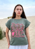 T-shirt femme en coton kaki, imprimé léopard « Amore » rose fluo, Dune & Coton — Couleur: Kaki