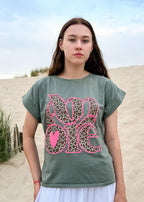 T-shirt femme en coton kaki, imprimé léopard « Amore » rose fluo, Dune & Coton — Couleur: Kaki