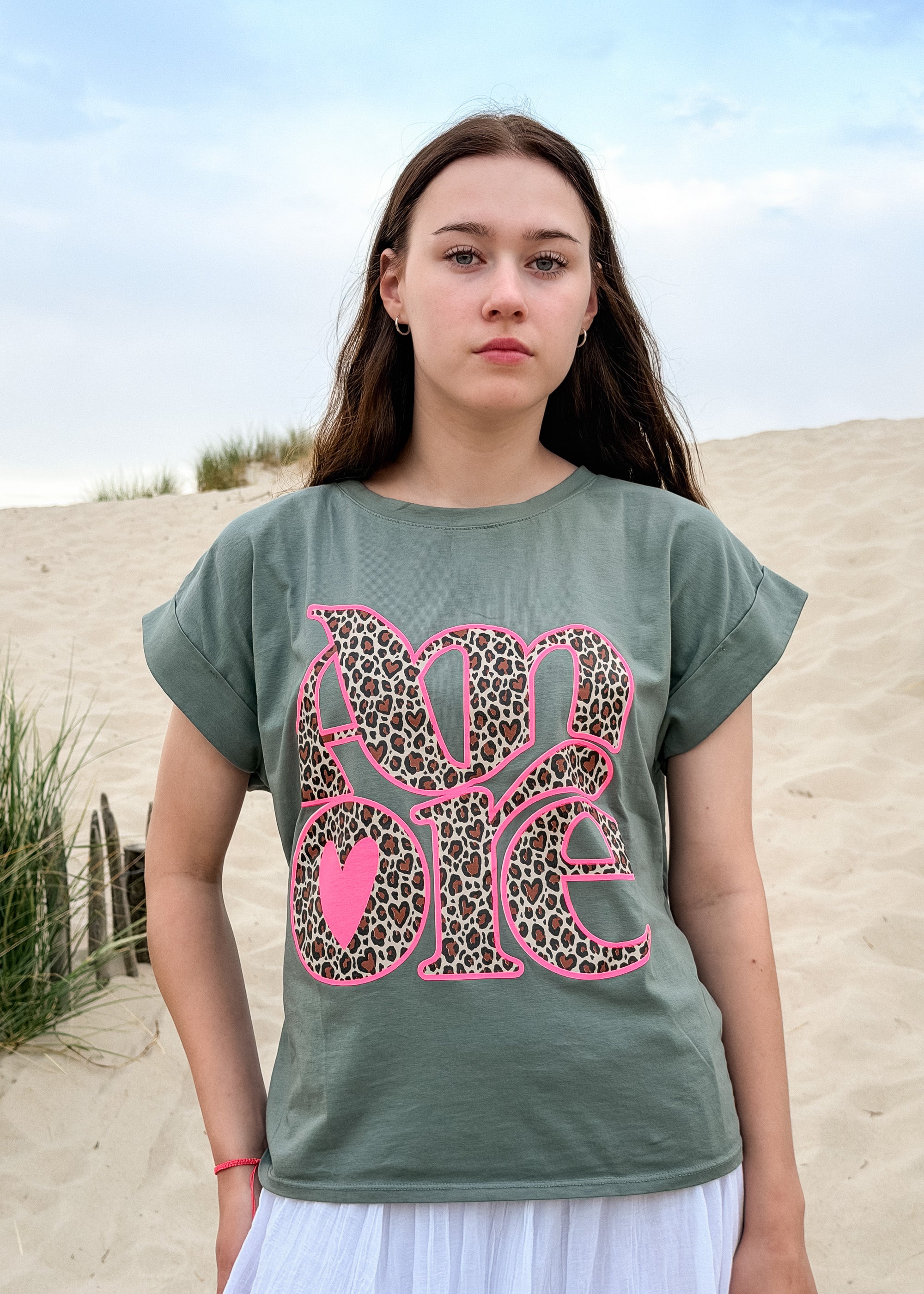 T-shirt femme en coton kaki, imprimé léopard « Amore » rose fluo, Dune & Coton — Couleur: Kaki