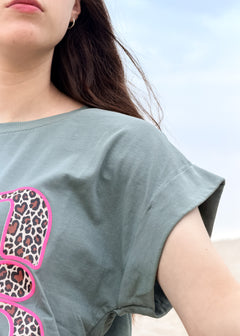 T-shirt femme en coton kaki, imprimé léopard « Amore » rose fluo, Dune & Coton — Couleur: Kaki