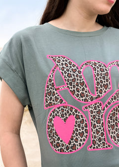T-shirt femme en coton kaki, imprimé léopard « Amore » rose fluo, Dune & Coton — Couleur: Kaki