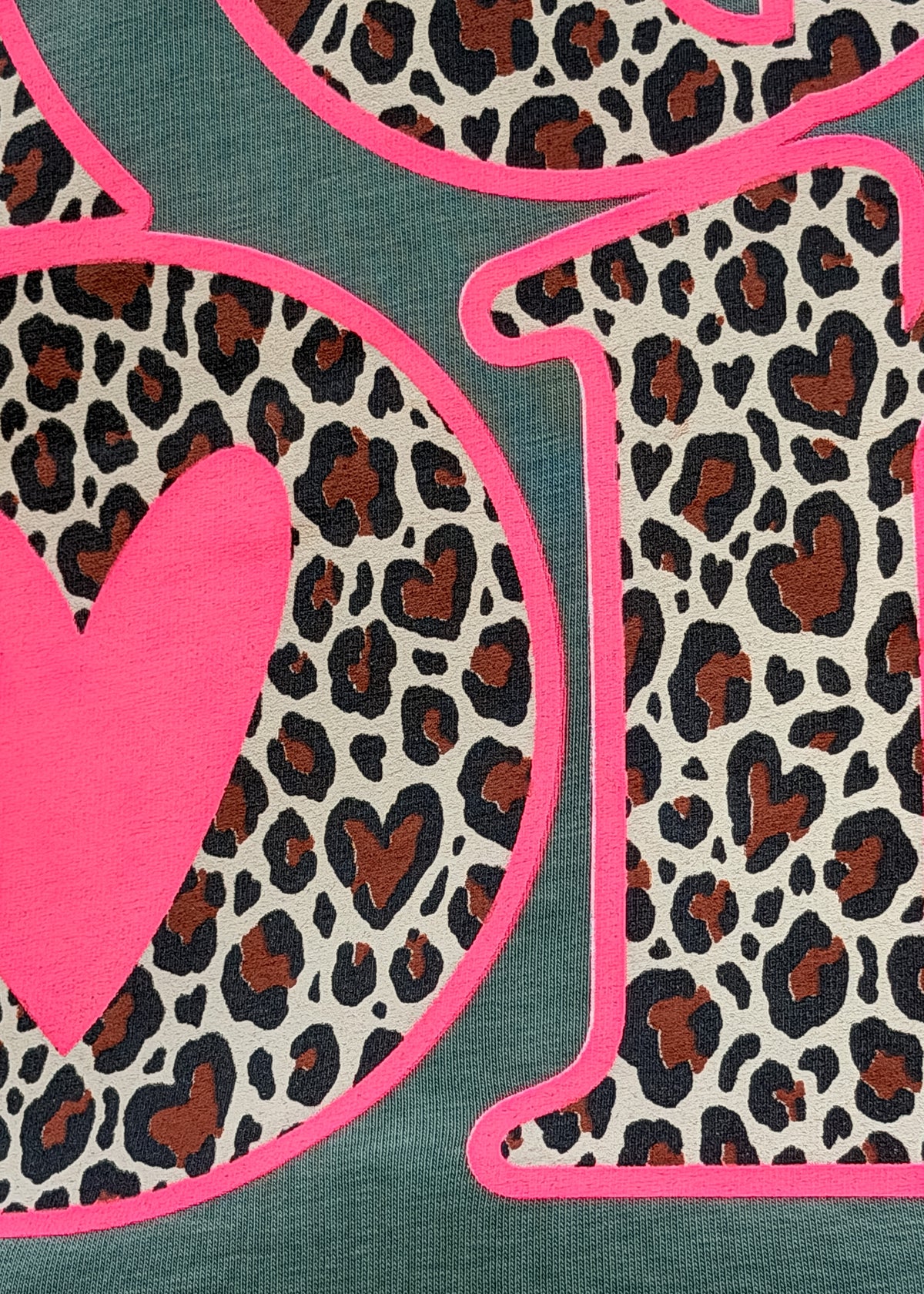 T-shirt femme en coton kaki, imprimé léopard « Amore » rose fluo, Dune & Coton — Couleur: Kaki