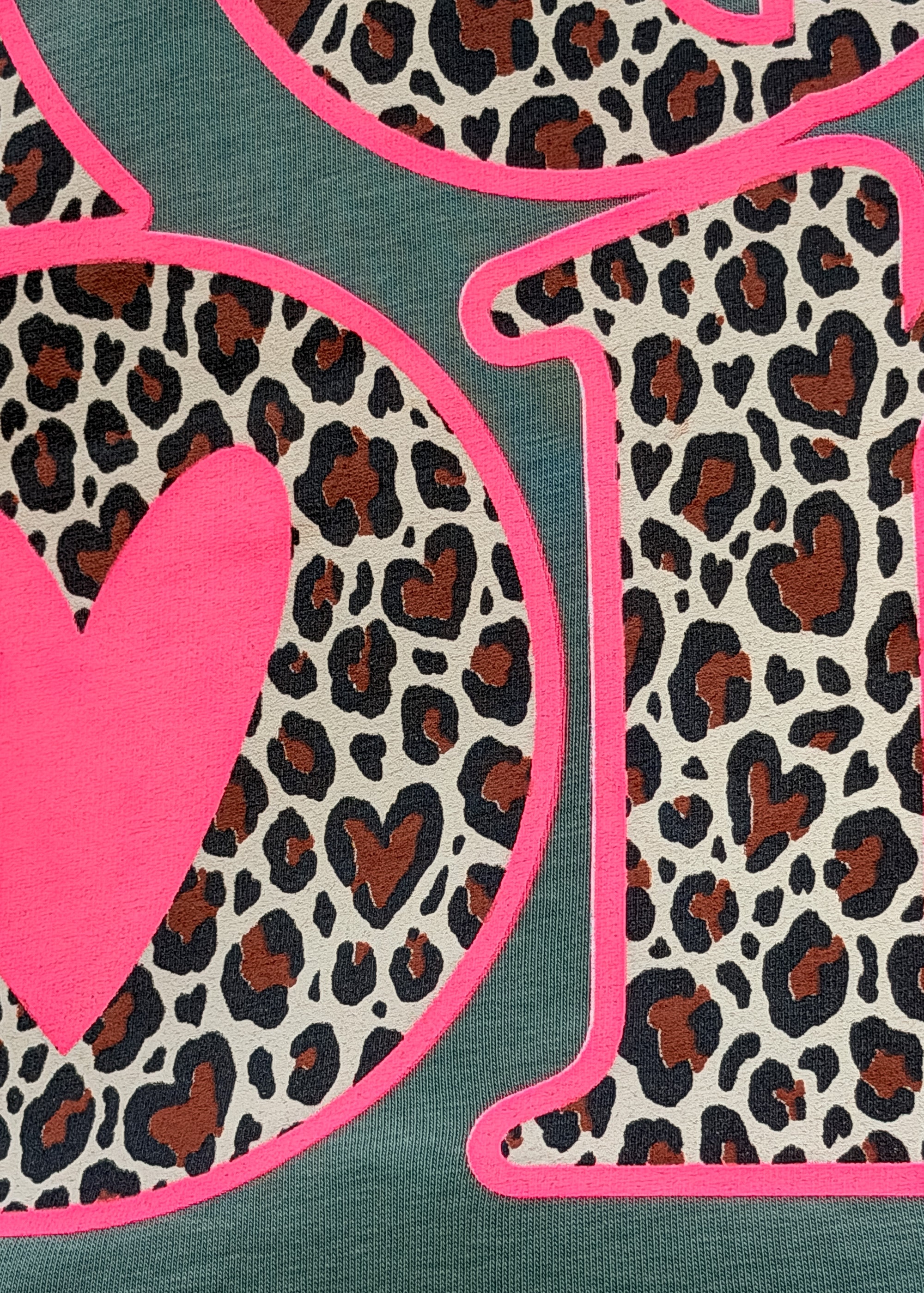 T-shirt femme en coton kaki, imprimé léopard « Amore » rose fluo, Dune & Coton — Couleur: Kaki