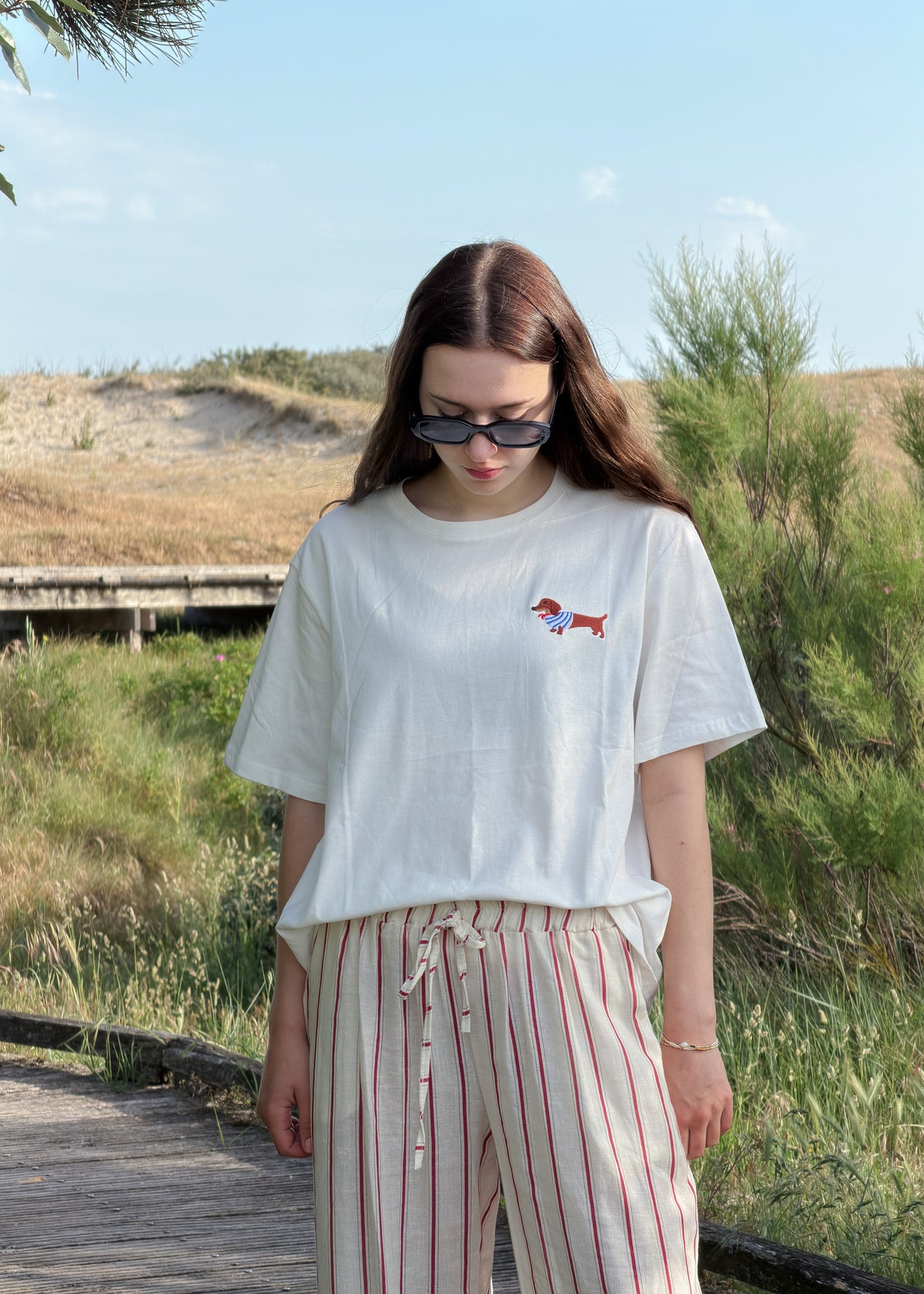 T-shirt femme en coton blanc, petit teckel brodé en marinière, Dune & Coton — Couleur: Blanc