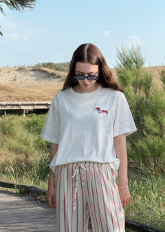 T-shirt femme en coton blanc, petit teckel brodé en marinière, Dune & Coton — Couleur: Blanc