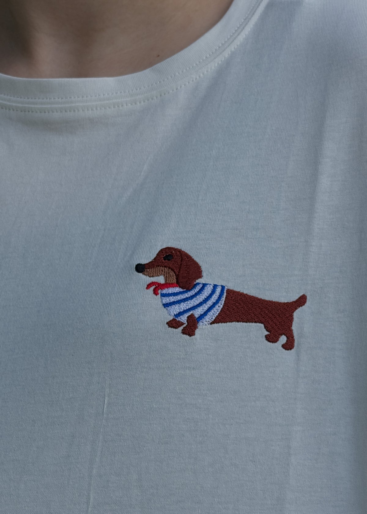 T-shirt femme en coton blanc, petit teckel brodé en marinière, Dune & Coton — Couleur: Blanc