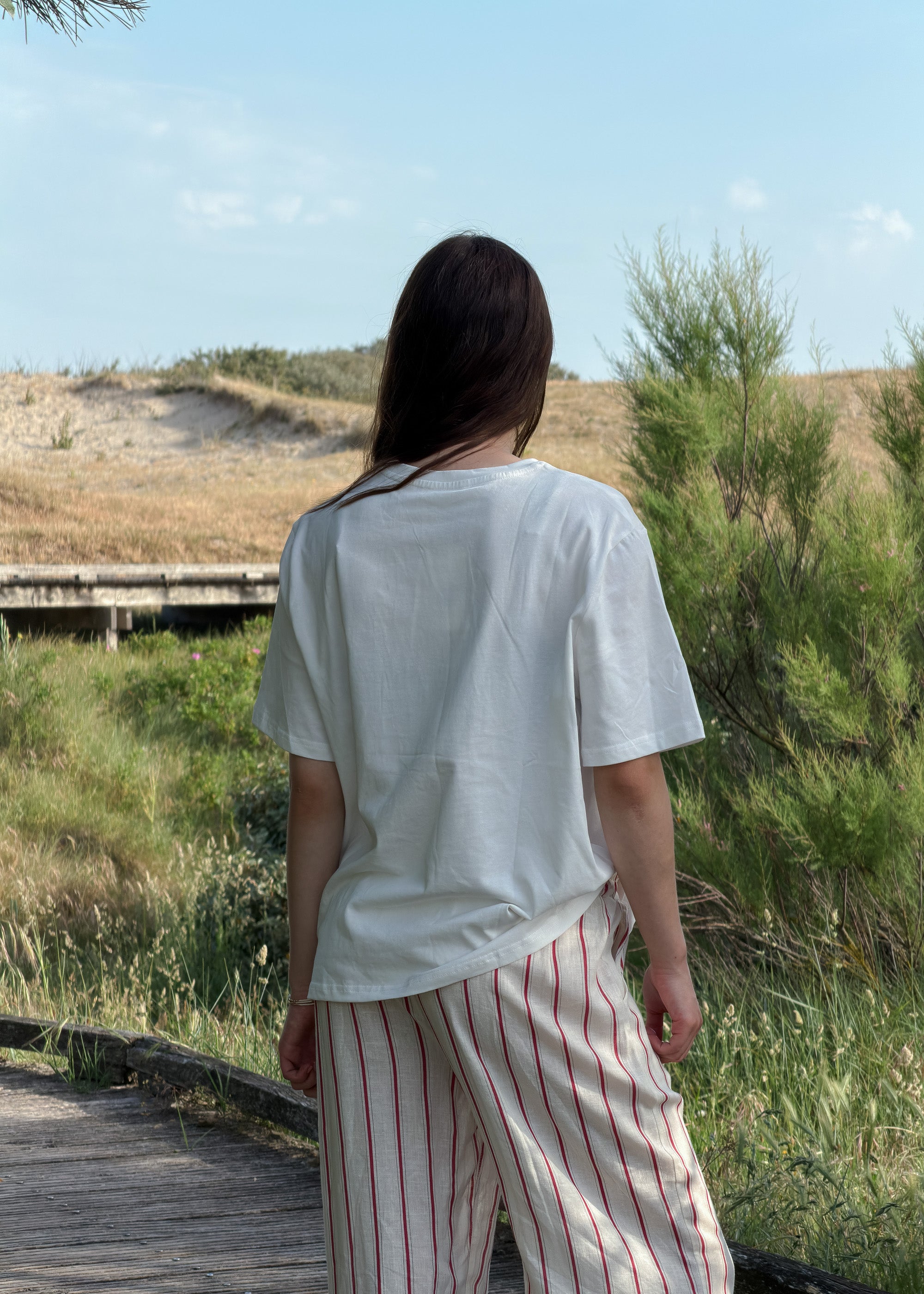 T-shirt femme en coton blanc, petit teckel brodé en marinière, Dune & Coton — Couleur: Blanc