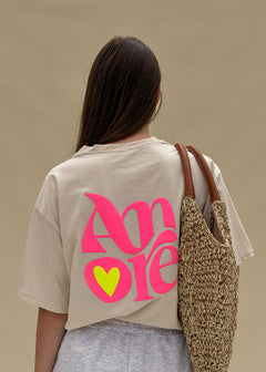 T-shirt femme en coton écru à imprimé Amore rose fluo et cœur jaune fluo dans le dos, col rond, coupe ample, vue de dos, Dune & Coton — Couleur: Beige