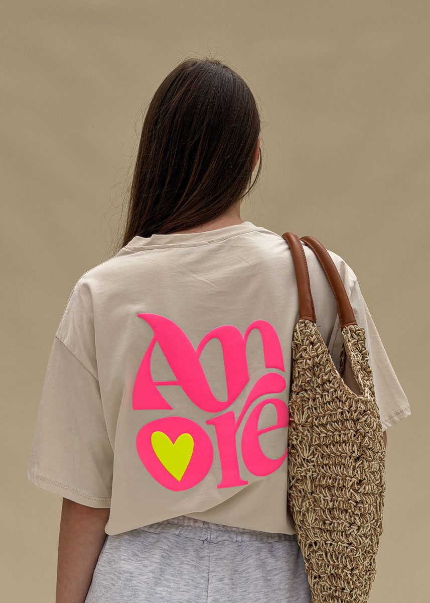 T-shirt femme en coton écru à imprimé Amore rose fluo et cœur jaune fluo dans le dos, col rond, coupe ample, vue de dos, Dune & Coton — Couleur: Beige