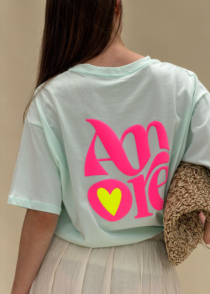 T-shirt femme en coton vert menthe à imprimé Amore rose fluo et cœur jaune fluo dans le dos, col rond, coupe ample, vue de dos, Dune & Coton — Couleur: Vert d'eau