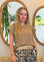 T-shirt June femme en coton camel, col rond et manches courtes tombantes, porté debout, Dune & Coton — Couleur: Camel