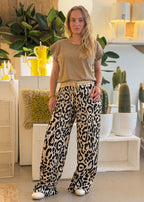 T-shirt June femme en coton camel, col rond et manches courtes tombantes, coupe droite fluide, vue de face en pied, Dune & Coton — Couleur: Camel