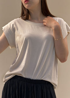 T-shirt June femme en coton crème à col rond, petites manches tombantes, porté de face en buste, esprit côtier Le Touquet-Paris-Plage Dune & Coton — Couleur: Crème