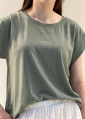T-shirt June femme en coton kaki, col rond et manches courtes tombantes, coupe droite fluide, porté de face, allure balnéaire chic Dune & Coton — Couleur: Kaki