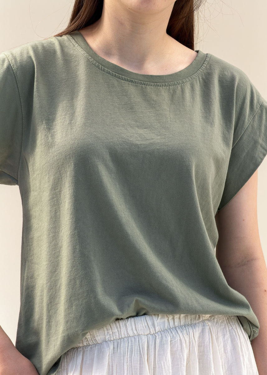 T-shirt June femme en coton kaki, col rond et manches courtes tombantes, coupe droite fluide, porté de face, allure balnéaire chic Dune & Coton — Couleur: Kaki