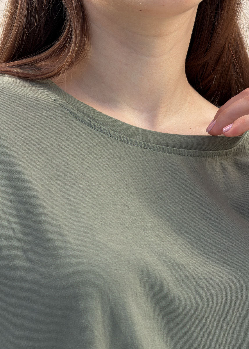 Détail du col rond et de la finition d'encolure surpiquée d'un t-shirt en coton kaki femme, gros plan sur la maille jersey souple, Dune & Coton — Couleur: Kaki