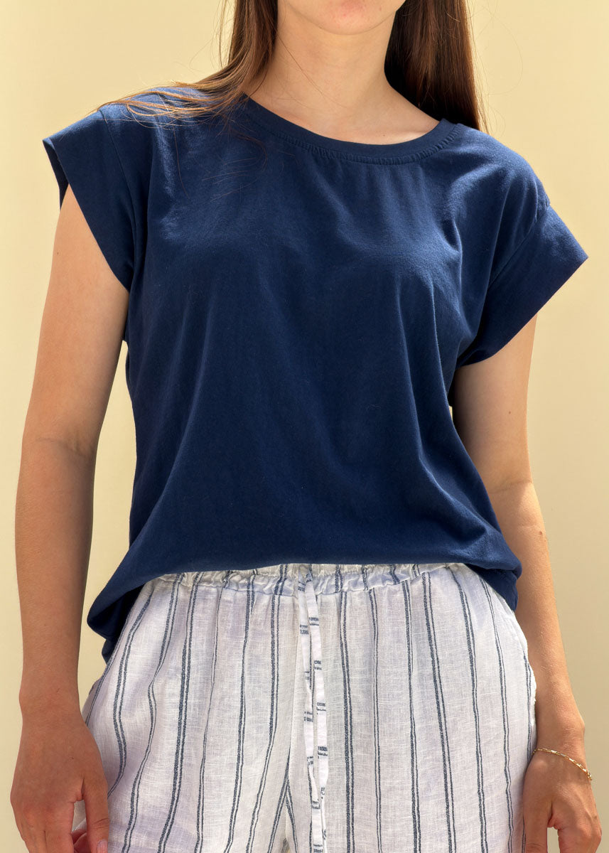 T-shirt June femme en coton bleu marine, col rond et manches courtes tombantes, coupe droite fluide, porté de face, allure balnéaire chic Dune & Coton — Couleur: Marine