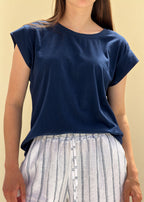 T-shirt June femme en coton bleu marine, col rond et manches courtes tombantes, coupe droite fluide, porté de face, allure balnéaire chic Dune & Coton — Couleur: Marine