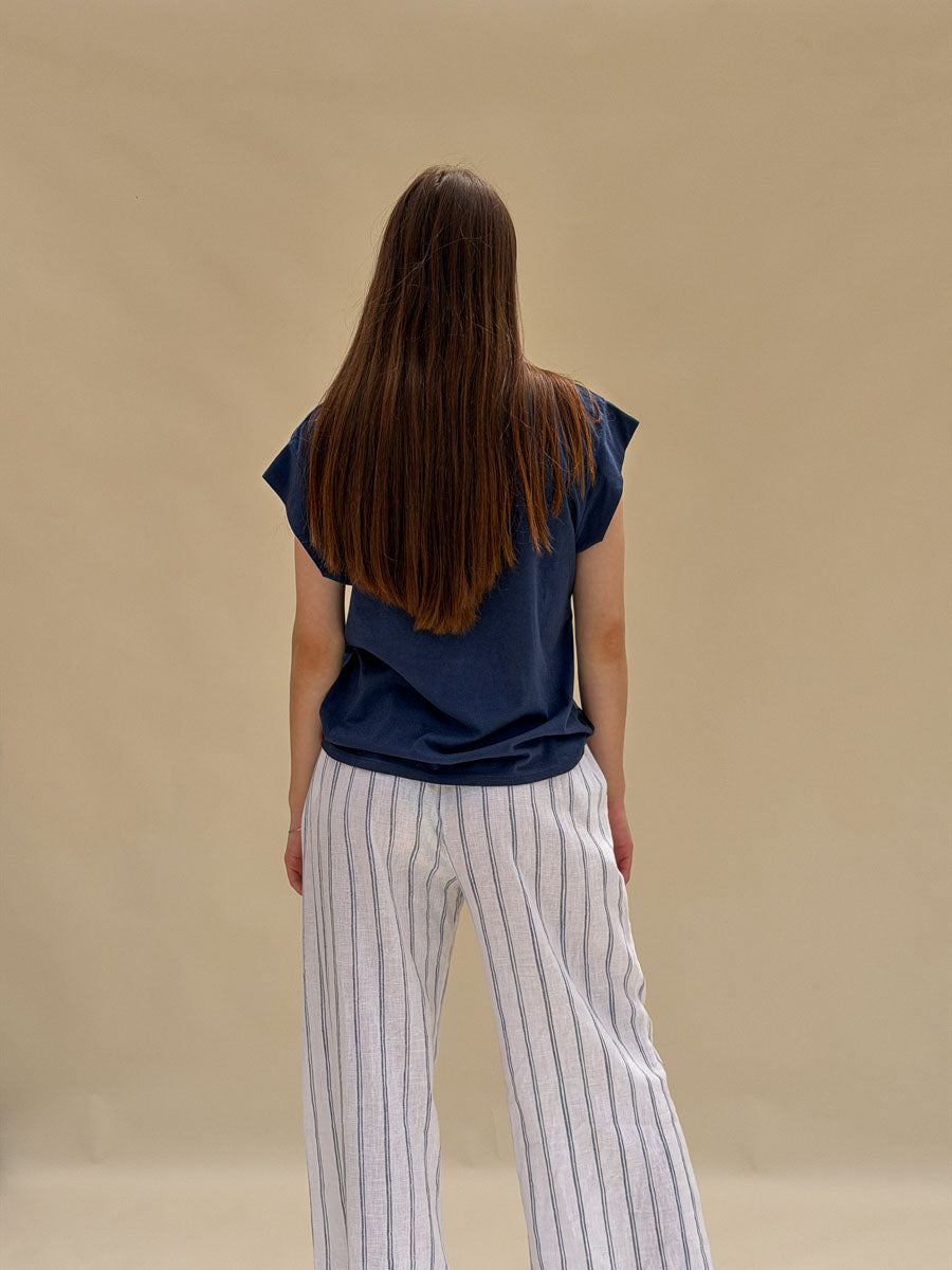 T-shirt June femme en coton bleu marine, col rond et manches courtes tombantes, coupe droite fluide, vue de dos en pied, Dune & Coton — Couleur: Marine