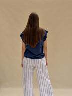 T-shirt June femme en coton bleu marine, col rond et manches courtes tombantes, coupe droite fluide, vue de dos en pied, Dune & Coton — Couleur: Marine