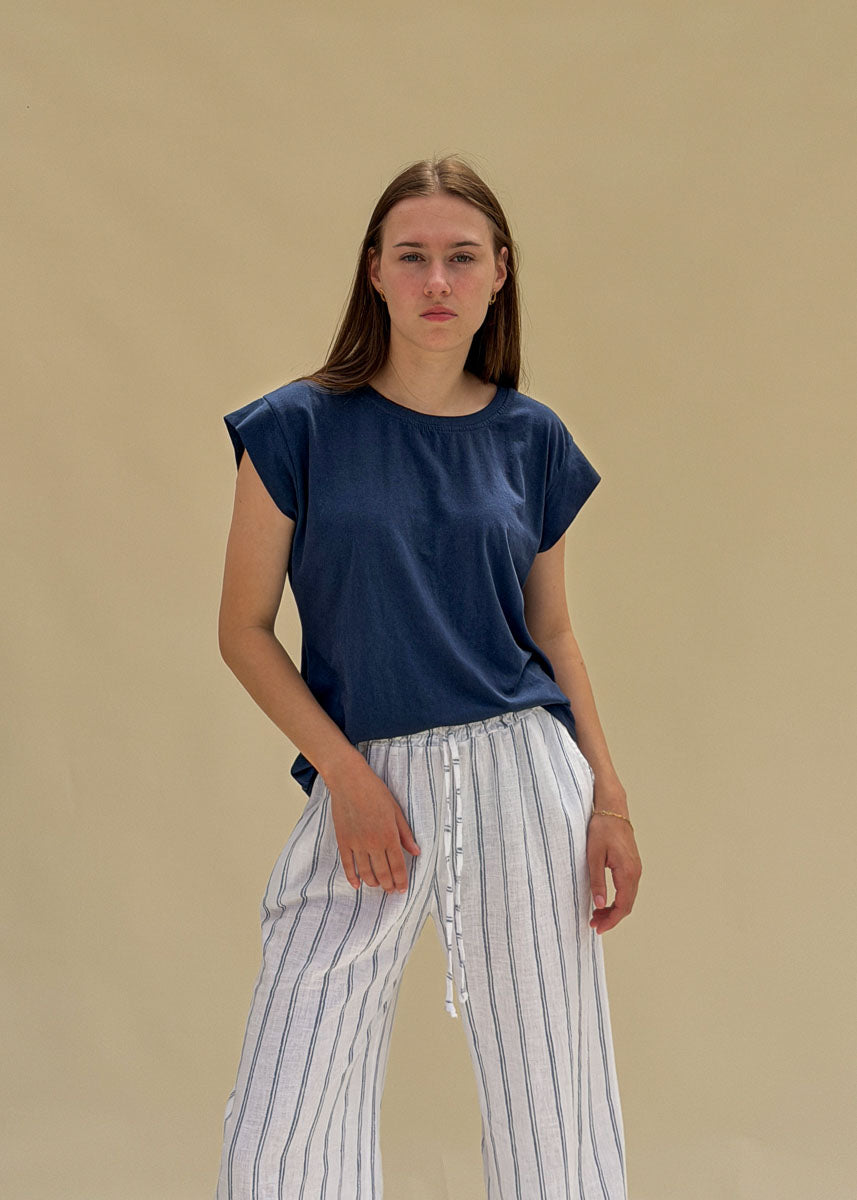 T-shirt June femme en coton bleu marine, col rond et manches courtes tombantes, coupe droite fluide, vue de face en pied, Dune & Coton — Couleur: Marine