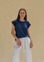 T-shirt June femme en coton bleu marine, col rond et manches courtes tombantes, coupe droite fluide, vue de face en pied, Dune & Coton — Couleur: Marine