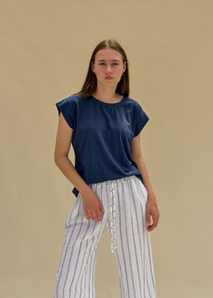T-shirt June femme en coton bleu marine, col rond et manches courtes tombantes, coupe droite fluide, vue de face en pied, Dune & Coton — Couleur: Marine