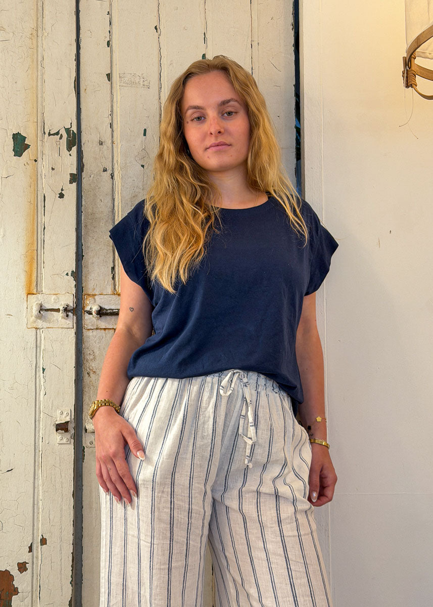 T-shirt June femme en coton bleu marine à col rond, petites manches tombantes, porté de face, esprit côtier Le Touquet-Paris-Plage Dune & Coton — Couleur: Marine