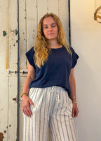 T-shirt June femme en coton bleu marine à col rond, petites manches tombantes, porté de face, esprit côtier Le Touquet-Paris-Plage Dune & Coton — Couleur: Marine