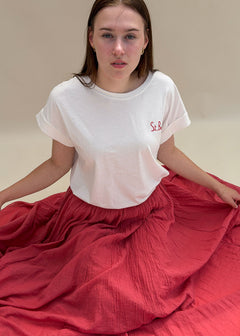 T-shirt femme en coton blanc à broderie St. Barth rouge, col rond et manches courtes à revers, porté assis, Dune & Coton — Couleur: Blanc