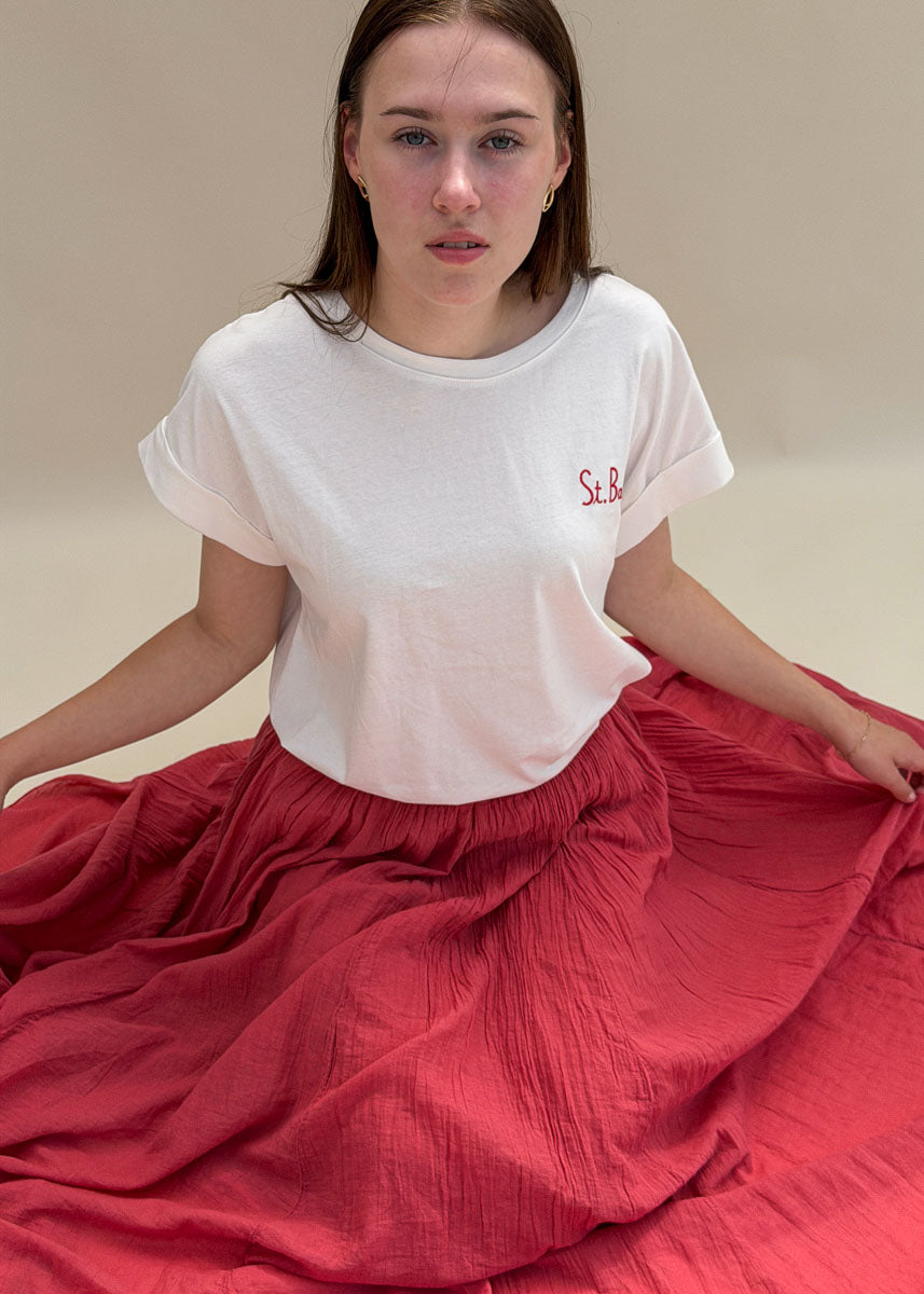 T-shirt femme en coton blanc à broderie St. Barth rouge, col rond et manches courtes à revers, porté assis, Dune & Coton — Couleur: Blanc