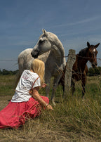 T-shirt femme en coton blanc à broderie St. Barth rouge dans le dos, col rond et manches courtes à revers, porté de dos en extérieur, allure balnéaire chic Dune & Coton — Couleur: Blanc