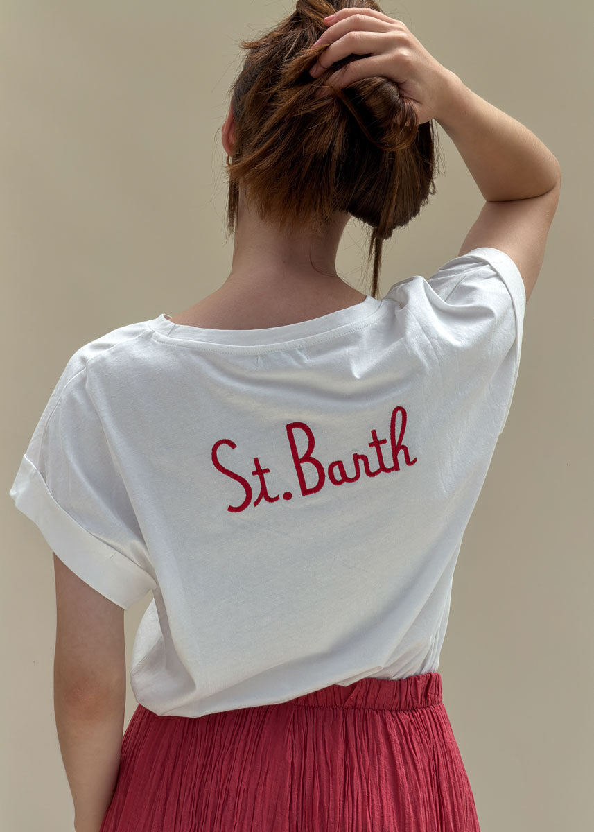 T-shirt femme en coton blanc à broderie St. Barth rouge dans le dos, col rond et manches courtes à revers, vue de dos, Dune & Coton — Couleur: Blanc